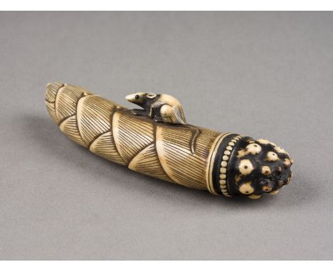 EIN FEINES GESCHNITZTES NETSUKE EINER RATTE AUF EINER BAMBUSSPROSSE AUS HIRSCHHORN Japan, 19. Jahrhundert Horn. L. 8,9 cm. Pa