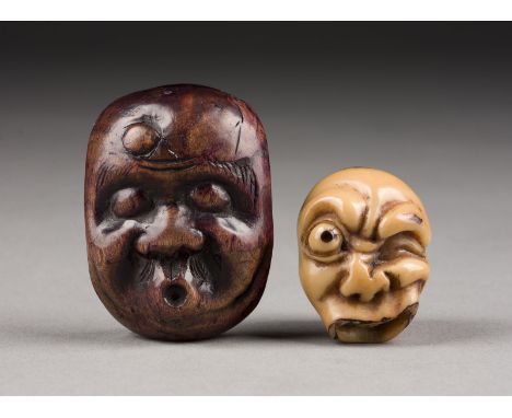 ZWEI MASKEN-NETSUKE VON USOFUKI Japan, 19. Jahrhundert Holz/Horn. H. 3,5-5,2 cm. Beide Netsuke sind als Usofuki geschnitzt, w