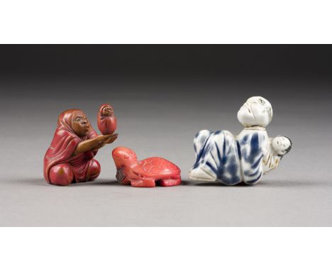 ZWEI NETSUKE UND EINE SCHNITZEREI Japan, 19. Jahrhundert oder später Holz/Keramik/Koralle. H. 1,6-4,2 cm. Das Konvolut umfass