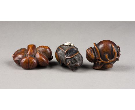 DREI HOLZGESCHNITZTE NETSUKE Japan, 19. Jahrhundert Holz/Knochen. L. 4,4-5 cm. Darunter ein Netsuke einer Gruppe von Maronen 