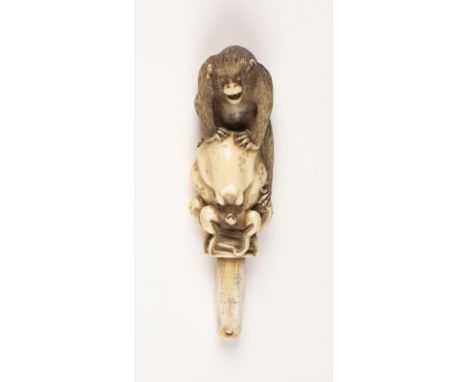 EIN GESCHNITZTES NETSUKE VON AFFEN UND OKTOPUS AUS ELFENBEIN Japan, 19. Jahrhundert Elfenbein. H. 8,4 cm. Das Netsuke ist als