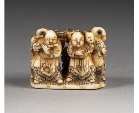 EIN GESCHNITZTES NETSUKE MIT EINER GRUPPE VON KARAKO AUS ELFENBEIN Japan, mitte 19. Jahrhundert Elfenbein. H. 2,9 cm. Dieses 