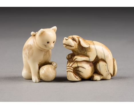 ZWEI NETSUKE VON TIEREN Japan, 19. Jahrhundert Elfenbein/Walrrosszahn. H. 3-3,7 cm. Darunter ein Netsuke eines Hundes, der ei