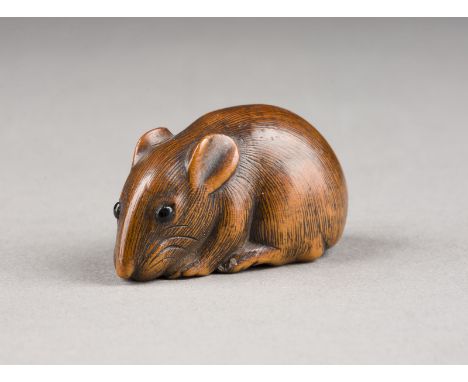 EIN FEINES HOLZGESCHNITZTES NETSUKE EINER RATTE Japan, 19. Jahrhundert Holz. H.  2,2 cm. Das Netsuke ist als sitzende Ratte m