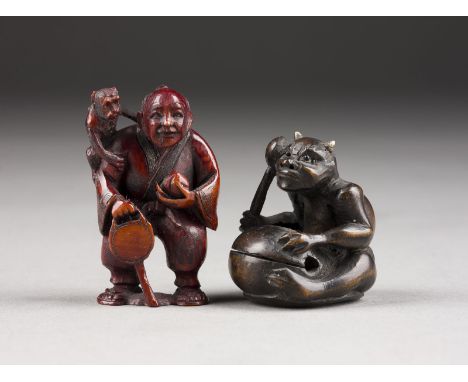 ZWEI HOLZGESCHNITZTE 'FIGURALE' NETSUKE Japan, 19. Jahrhundert Holz. H. 4-5 cm. Darunter ein Netsuke, das einen Mann mit eine