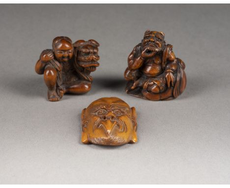 EIN DREITEILIGES KONVOLUT VON NETSUKE Japan, Ende 19. Jahrhundert Holz/Elfenbein/Horn. H. 3-3,9 cm. Darunter ein holzgeschnit