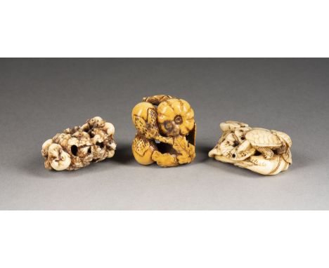 DREI GESCHNITZTES RYUSA-MANJU NETSUKE AUS ELFENBEIN Japan, 19. Jahrhundert oder später Elfenbein/Walrosszahn. H. 2,1-2,5 cm. 