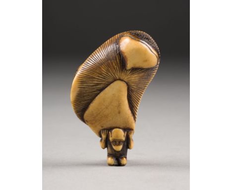 EIN GESCHNITZTES NETSUKE EINES PILZ TRAGENDEN AFFEN AUS HIRSCHHORN Japan, 18./19. Jahrhundert Horn. H. 6,5 cm. Das Netsuke is