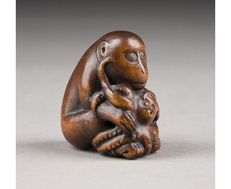 EIN FEINES HOLZGESCHNITZTES NETSUKE EINES AFFEN MIT EINEM OKTOPUS Japan, 19. Jahrhundert Holz. H. 4,5 cm. Dieses Netsuke ist 