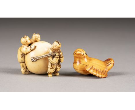 ZWEI GESCHNITZTE NETSUKE AUS ELFENBEIN Japan, 19. Jahrhundert Elfenbein. H. 2,3-3,2 cm. Darunter ein Netsuke von Fukura Suzum