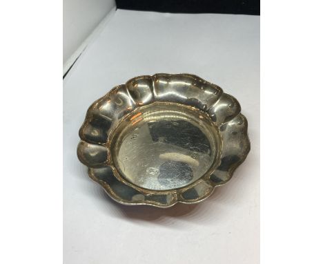 A HALLMARKED BIRMINGHAM SILVER CIRCULAR DISH WITH FLUTED EDGE GROSS WEIGHT 75.1 GRAMS 