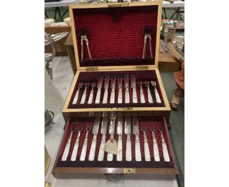 A WALKER AND HALL SHEFFIELD PART CUTLERY SET IN WOODEN BOX 