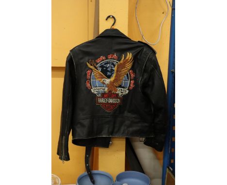 A VINTAGE HARLEY DAVIDSON LEATHER MOTOR CYCLE JACKET WITH LOGO TO THE BACK 