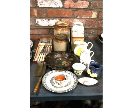 A MIXED LOT TO INCLUDE A VICTORIAN PAPIER MACHE FLORAL BOWL, STONEWARE STORAGE JARS, A PRINKNASH 'FLORABUNDA' VASE, COMMEMORA