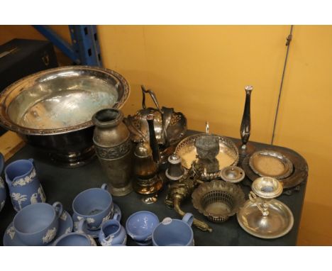 A QUANTITY OF SILVER PLATED ITEMS TO INCLUDE A LARGE  BOWL, CANDLESTICK, TRAY, PLATES, SUGAR SIFTER, BASKET BOWL, ETC 