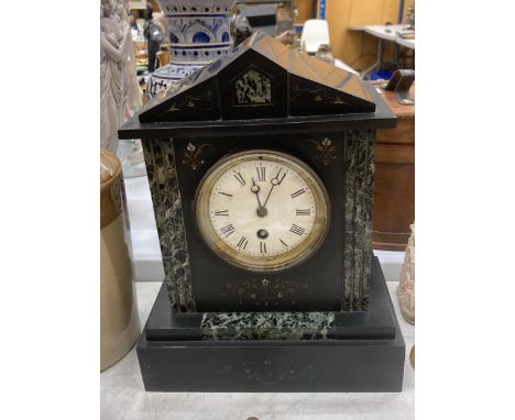 A BLACK VINTAGE MARBLE MANTLE CLOCK, WITH PENDULUM 