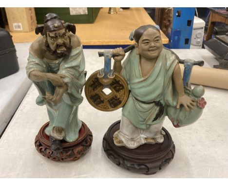 TWO ORIENTAL CERAMIC FIGURES ON WOODEN STANDS, HEIGHTS 23CM 