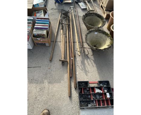 AN ASSORTMENT OF GARDEN TOOLS TO INCLUDE A FORK, TWO PITCH FORKS AND A RAKE ETC 