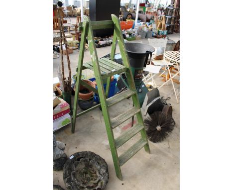 A VINTAGE FOUR RUNG WOODEN STEP LADDER 