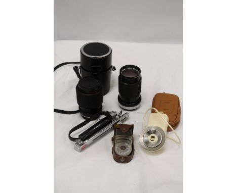 A VINTAGE CAMERA LENS, HANIMEX SEKONIC LIGHT EXPOSURE METER IN LEATHER CASE, ETC., 