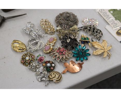 A QUANTITY OF VINTAGE BROOCHES - 21 IN TOTAL 
