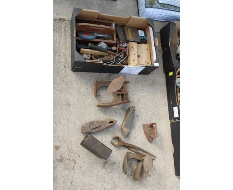 AN ASSORTMENT OF TOOLS AND VINTAGE ITEMS TO INCLUDE HAMMERS, SHOE LASTS AND A BRACE DRILL ETC 