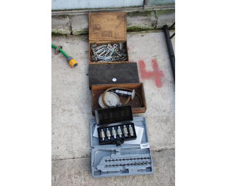 AN ASSORTMENT OF HAND TOOLS TO INCLUDE A VINTAGE COMPRESSION GAUGE AND SMALL SPANNERS ETC 