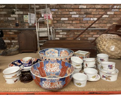 A MIXED LOT OF CERAMICS TO INCLUDE TWO ORIENTAL BOWLS, ROYAL WORCESTER CUSTARD CUPS/RAMEKINS ETC 