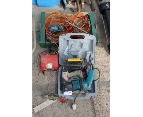 AN ASSORTMENT OF TOOLS TO INCLUDE DRILLS, DRILL BITS AND A BATTERY CHARGER ETC 
