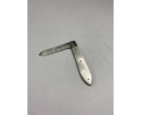 A HALLMARKED SHEFFIELD SILVER FRUIT KNIFE WITH MOTHER OF PEARL HANDLE 