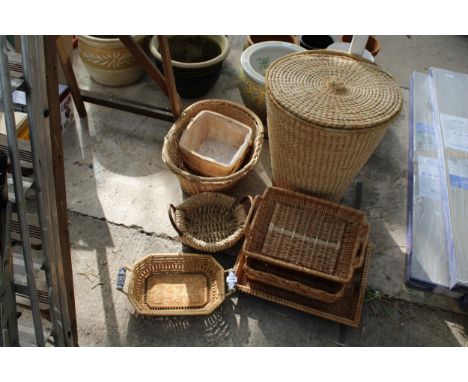 AN ASSORTMENT OF WICKER BASKETS TO INCLUDE A LAUNDRY BASKET, A TRUG AND TRAYS ETC 