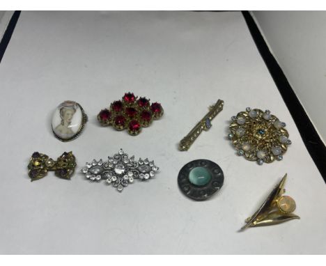 EIGHT VARIOUS VINTAGE BROOCHES 