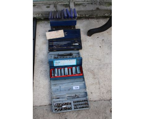AN ASSORTMENT OF TOOLS TO INCLUDE A SOCKET SET AND ALAN KEY SET ETC 