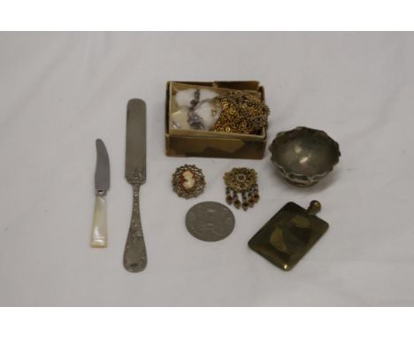 A QUANTITY OF YELLOW METAL CHAINS, A HEART PENDANT, TWO BROOCHES, TWO VINTAGE KNIVES, ETC 