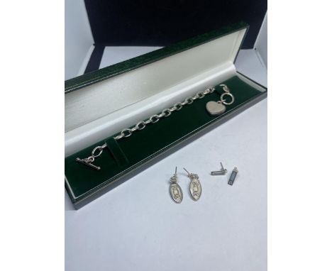 A HEAVY SILVER T BAR BRACELET WITH PEARLISED HEART CHARM AND TWO PAIRS OF SILVER EARRINGS IN A PRESENTATION BOX 
