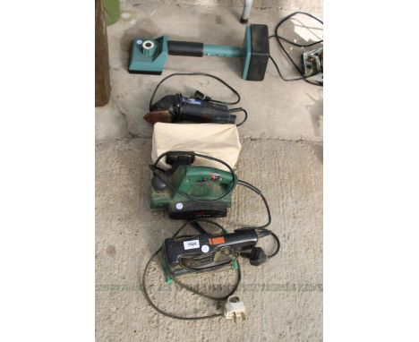 THREE POWER TOOLS AND A CARPET FITTTERS TOOL TO INCLUDE A BLACK AND DECKER SANDER AND A BOSCH WOOD PLANE ETC 