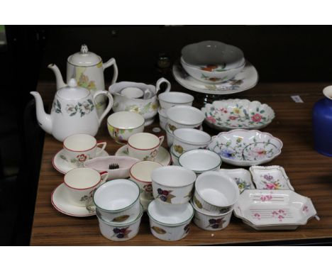 A QUANTITY OF CERAMICS TO INCLUDE A CROWN STAFFORDSHIRE AND TAMS WARE COFFEE POTS, ROYAL WORCESTER 'EVESHAM RAMEKIN DISHES, A