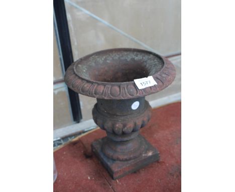 A SMALL VINTAGE CAST IRON URN PLANTER (H:25CM) 