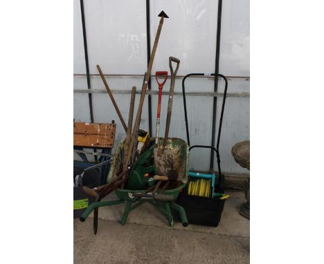 AN ASSORTMENT OF GARDEN TOOLS TO INCLUDE A HOSE PIPE, A PUSH MOWER AND A WHEEL BARROW ETC 