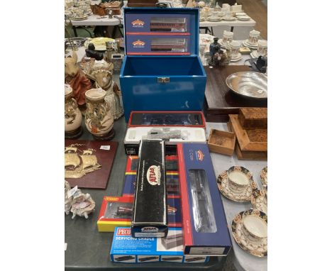 A QUANTITY OF MODEL TRAINS TO INCLUDE A BACHMANN QUEEN MARY BREAK VAN, HORNBY PASSENGER BRAKE, RIVAROSSI-HEISLER STEAM LOCOMO
