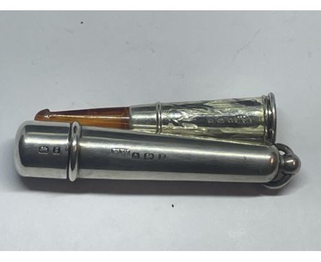 A HALLMARKED BIRMINGHAM SILVER AND AMBER CHEROOT HOLDER IN A HALLMARKED CASE 