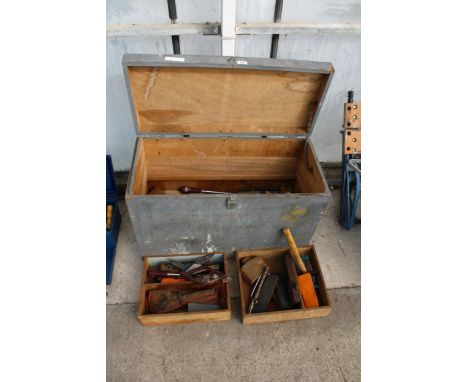 A LARGE WOODEN TOOL CHEST WITH A LARGE ASSORTMENT OF HAND TOOLS TO INCLUDE WOOD PLANES, CHISELS AND SCREW DRIVERS ETC 