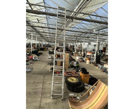 AN ALUMINIUM TWO SECTION 28 RUNG EXTENDING LADDER 