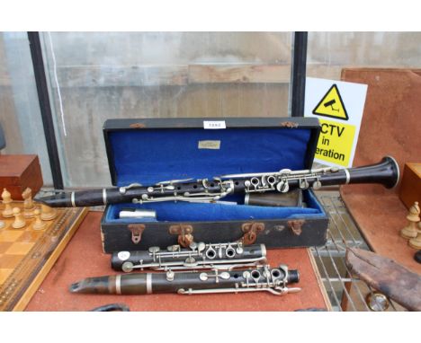 A BELIEVED COMPLETE VINTAGE JACQUES ALBERT CLARINET WITH CARRY CASE AND AN ASSORTMENT OF BOOZY CLARINET SPARE PARTS 