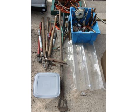 AN ASSORTMENT OF GARDEN TOOLS TO INCLUDE EDGING SHEARS, SAWS AND HOES ETC 