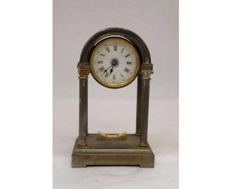 A VINTAGE BRASS EFFECT FRENCH STYLE MANTEL CLOCK WITH COLUMN DETAIL 