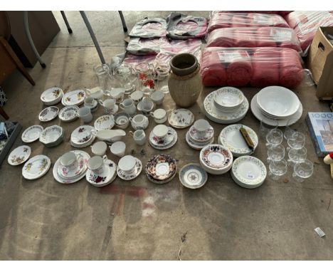 A LARGE ASSORTMENT OF CERAMICS AND GLASS WARE TO INCLUDE BOWLS, PLATES AND CUPS AND SAUCERS ETC 