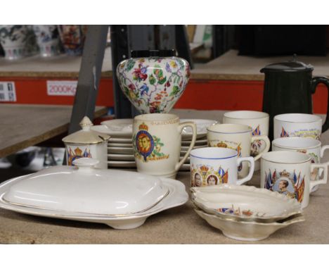 A COLLECTION OF ROYAL COMMEMORATIVE WARE TO INCLUDE CUPS AND BOWLS PLUS CERAMIC PLATES, A PEWTER LIDDED JUG, ETC 