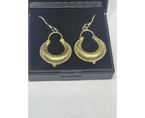A PAIR OF 925 SILVER CRESCENT MOON DROP EARRINGS IN A PRESENTATION BOX 