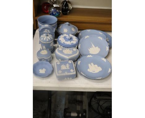 A COLLECTION OF POWDER BLUE WEDGWOOD JASPERWARE TO INCLUDE CABINET PLATES, LARGE LIDDED TRINKET BOXES, A VASE, MANTLE CLOCK, 